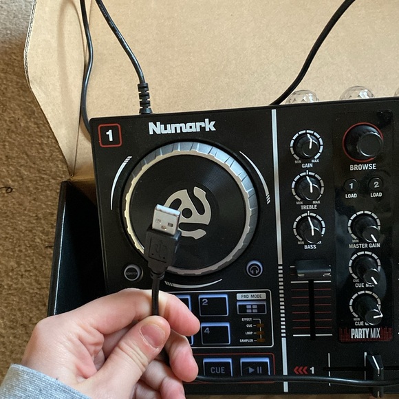 Numark DJ controller w/ built in light show - Picture 3 of 3